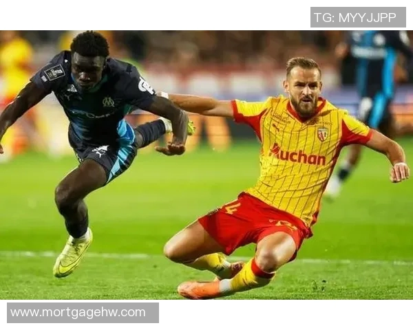 朗斯队逆袭巴黎圣日耳曼成功登顶法甲榜首展现强劲实力